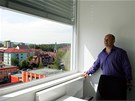 �editel �koly Pavel Janus vyhlí�í z okna jednoho z kabinet� na m�sto. St�hování...