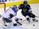 Jarret Stoll z Los Angeles atakuje gólmana Briana Elliotta ze St. Louis. Jarret Stoll z Los Angeles atakuje gólmana Briana Elliotta ze St. Louis.