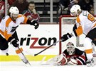 Martin Brodeur v brance New Jersey vyráží puk před duem Scott Hartnell (vlevo) Martin Brodeur v brance New Jersey vyráží puk před duem Scott Hartnell (vlevo)