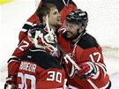 Alexej Ponikarovskij (bez helmy) slaví se spoluhráči výhru New Jersey nad Alexej Ponikarovskij (bez helmy) slaví se spoluhráči výhru New Jersey nad