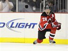 Patrik Eli� (vpravo) z New Jersey pr�v� p�ekonal g�lmana Philadelphie. Jeho