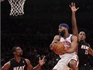 Baron Davis (v bílém) z New Yorku si vyskočil nad Chrise Boshe (vlevo) a Maria Baron Davis (v bílém) z New Yorku si vyskočil nad Chrise Boshe (vlevo) a Maria