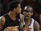 Amar´e Stoudemire (v bílém) z New Yorku brání Udonise Haslema z Miami. Amar´e Stoudemire (v bílém) z New Yorku brání Udonise Haslema z Miami.
