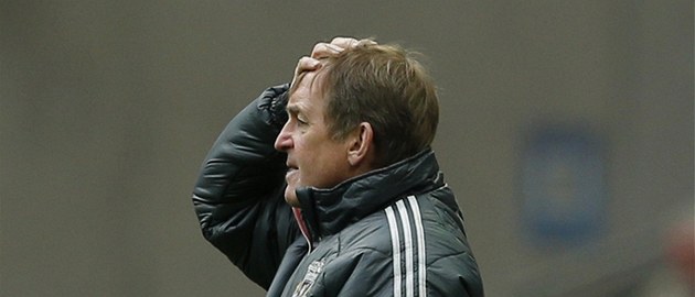 CO TO PROV�D�TE? Liverpoolsk� tren�r Kenny Dalglish se p�i pohledu na po��n�n�