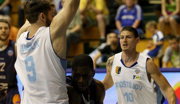 D���nsk� basketbalista Anthony Burke pronik� prost�jovskou obranou.