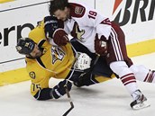 Shane Doan z Phoenixu ztratil p�i soboji s Halem Gillem z Nashvillu helmu.