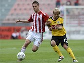Rudolf Otepka z Budějovic se snaží odtlačit robustnějšího Antona Slobodu ze