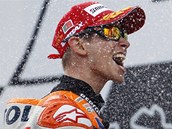 OSLAVA NA P�DIU. Australan Casey Stoner se raduje z v�t�zstv� ve Velk� cen�