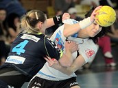 Písecká házenkářka Iveta Luzumová (s míčem) se snaží prosadit proti Barboře