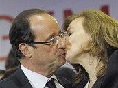 Francois Hollande s partnerkou Valeri� Trierweilerovou p�i oslav� v�t�zstv� ve