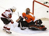 ZAT�M �SP̊N�. G�lman Philadelphie Ilja Bryzgalov zasahuje proti st�ele Petra