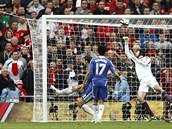 �esk� brank�� Petr �ech z Chelsea vyr�� hlavi�ku liverpoolsk�ho Andy Carrolla