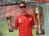 S TROFEJEMI. Richard Valou�ek pózuje s pohárem pro mistry Evropy, zárove� v