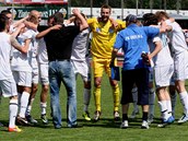 �STECK� RADOST. Fotbalist� �st� nad Labem se raduj� z v�hry.
