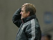 CO TO PROVÁDÍTE? Liverpoolský trenér Kenny Dalglish se p�i pohledu na po�ínání