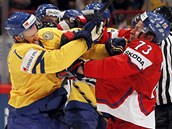 V�M�NA N�ZOR�. �v�dsk� obr�nce Niklas Kronwall (vlevo) se pere s �esk�m