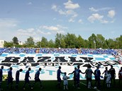 PŘED ZÁPASEM. Fotbalisté Baníku Ostrava a Slavia se zdraví, zatímco fanoušci