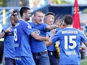 OSTRAVSK� RADOST. Fotbalist� Ostravy se raduj� ze vst�elen�ho g�lu. Uprost�ed