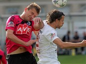 HLAVIČKOVÝ SOUBOJ. Českobudějovický Filip Rýdel (v purpurovém) a