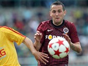 TREFÍ MĚ? Sparťanský útočník Andrej Kerič sleduje míč, který k němu letí