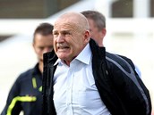 CO TO HRAJETE? Spar�ansk� gener�ln� sportovn� mana�er Jaroslav H�eb�k diriguje...