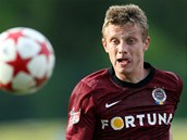 SOUSTŘEDĚNÍ. Sparťanský záložník Ladislav Krejčí se soustředí, aby zpracoval SOUSTŘEDĚNÍ. Sparťanský záložník Ladislav Krejčí se soustředí, aby zpracoval