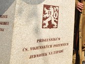 Pomník československých veteránů byl v Plzni slavnostně odhalen 8. května. Nyní ale musel pryč, protože chodník, na němž stojí, se opravuje.