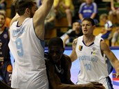 D��ínský basketbalista Anthony Burke proniká prost�jovskou obranou.