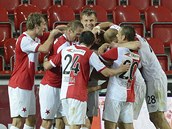 Fotbalist� Slavie se raduj� ze t�et�ho g�lu v z�pase s Hradcem Kr�lov�.