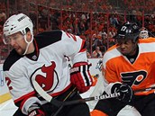 Marek �idlick� (vlevo) z New Jersey v souboji s Waynem Simmondsem z
