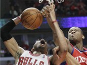 Lavoy Allen (vpravo) z Philadelphie blokuje Taje Gibsona z Chicaga.