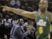 Tyrone Corbin se snaží vyburcovat své svěřence z týmu Utah Jazz, je to však