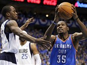 Kevin Durant z Oklahoma City míří ke koši Dallasu kolem Rodrigue Beauboise.