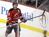 Zach Parise z New Jersey slaví gól. Zach Parise z New Jersey slaví gól.