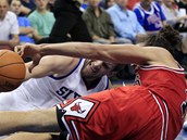Joakim Noah (vpravo) z Chicaga bojuje na palubovce se Spencerem Hawesem z