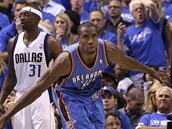 DNES JSEM LETADLEM JÁ. Jason Terry (vlevo) z Dallasu proslul létáním na oslavu