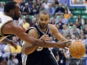 Tony Parker ze San Antonia pronik� ke ko�i Utahu kolem Ala Jeffersona.