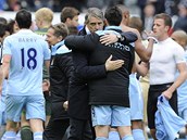 RADOST V BLED�MODR�M. Tren�r Roberto Mancini (uprost�ed) a fotbalist�