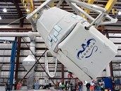 Modul Dragon společnosti SpaceX před připojením k raketě Falcon 9