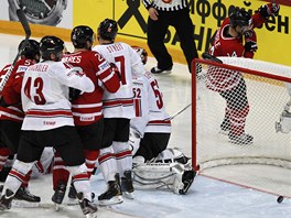 Kana�an Jordan Eberle (za brankou) u� slav� sv�j g�l do s�t� �v�carska. P�ed