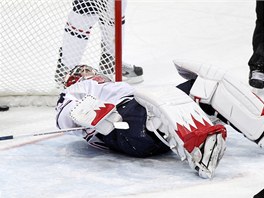 NA LOPATK�CH. Americk� brank�� Tim Howard inkasoval od Slovenska g�l.