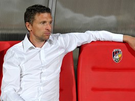 ZKLAMANÝ A SÁM. Sparťanský kouč Martin Hašek hledí do prázdna po prohře ve ZKLAMANÝ A SÁM. Sparťanský kouč Martin Hašek hledí do prázdna po prohře ve
