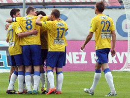 �LUTOMODR� RADOST. Tepli�t� fotbalist� se raduj� z g�lu.