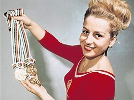 Věra Čáslavská se zlatými medailemi z olympijských her v Tokiu 1964. Věra Čáslavská se zlatými medailemi z olympijských her v Tokiu 1964.