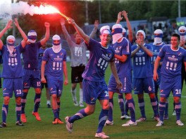 ZACHR�N�NI. Ostrav�t� fotbalist� slavili z�chranu v nejvy��� sout�i spole�n� s...