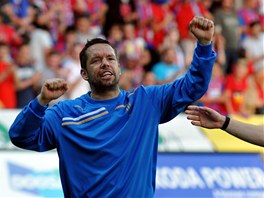 SLADK� V�T�ZSTV�. Plze�sk� fotbalista Pavel Horv�th si u��v� v�t�zstv�.