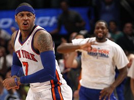 Carmelo Anthony (vlevo) i jeho spoluhr��i z New Yorku Knicks slav� kl��ovou