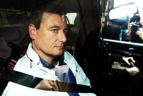 Policie převáží Davida Ratha po jednání o vazbě.