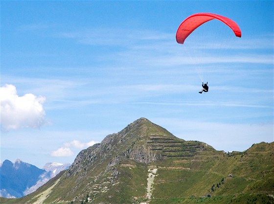 Paraglidist� nad st�ediskem Verbier