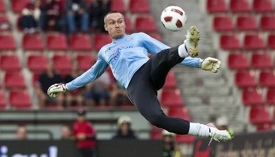 Brankář Miroslav Filipko vyráží nohou tečovaný míč směřující do jeho sítě Brankář Miroslav Filipko vyráží nohou tečovaný míč směřující do jeho sítě